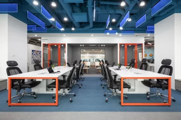 Blue color ceiling with linear workstation