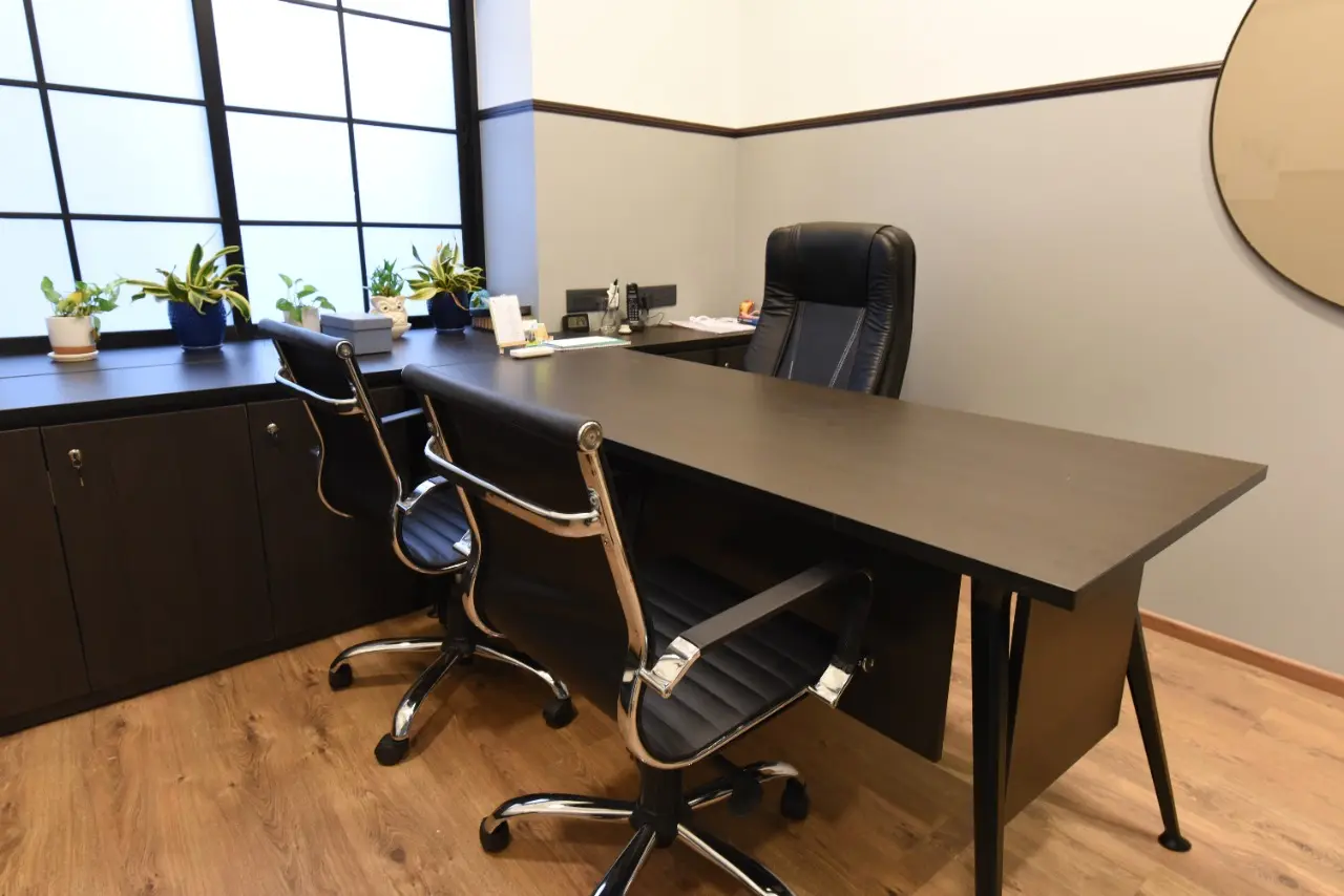 best direction to sit in office as per vastu